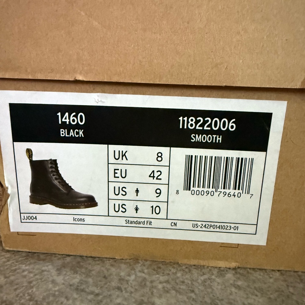 Dr. Martens Black Lace Up Boots with Air-Cushioned Soles - Picture 2 of 6